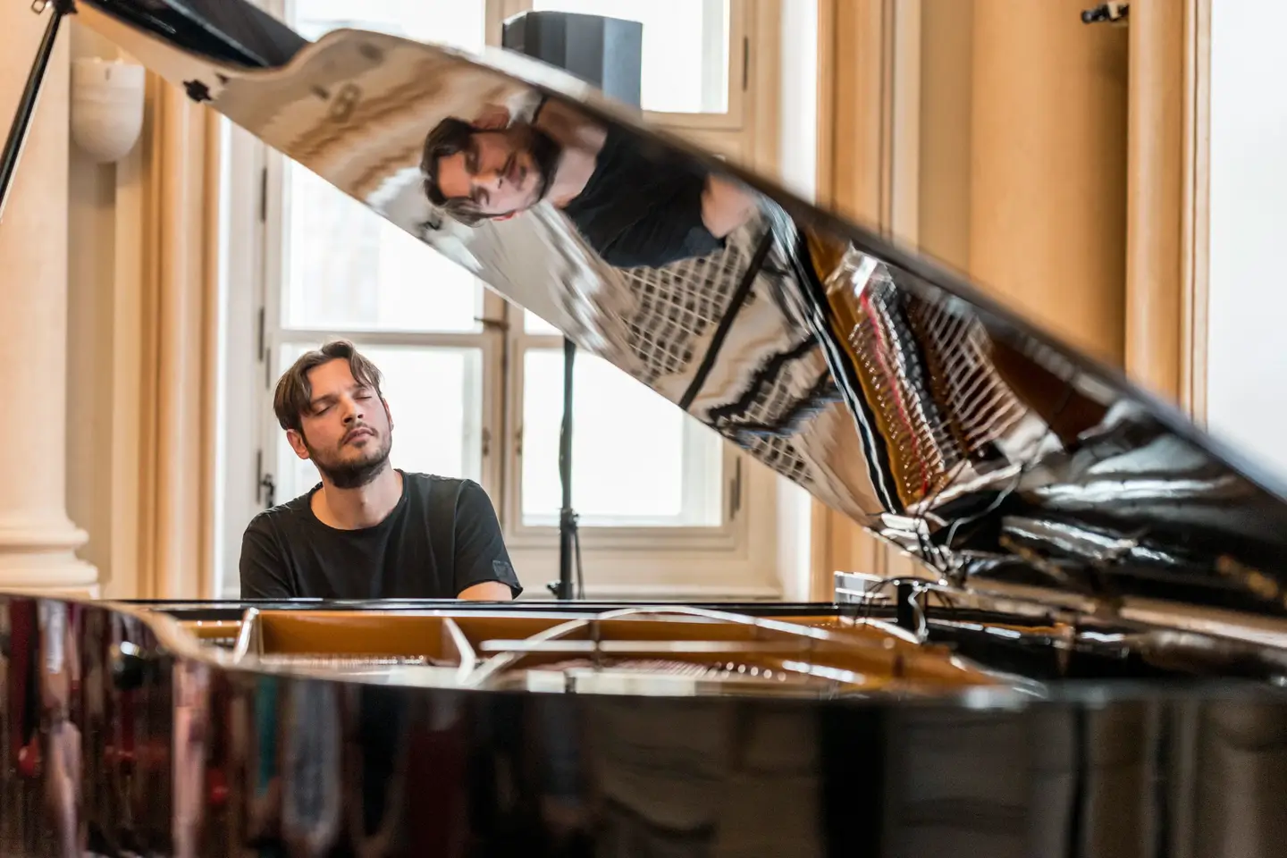 Бруно Бавота поделился новым синглом «Notturno»