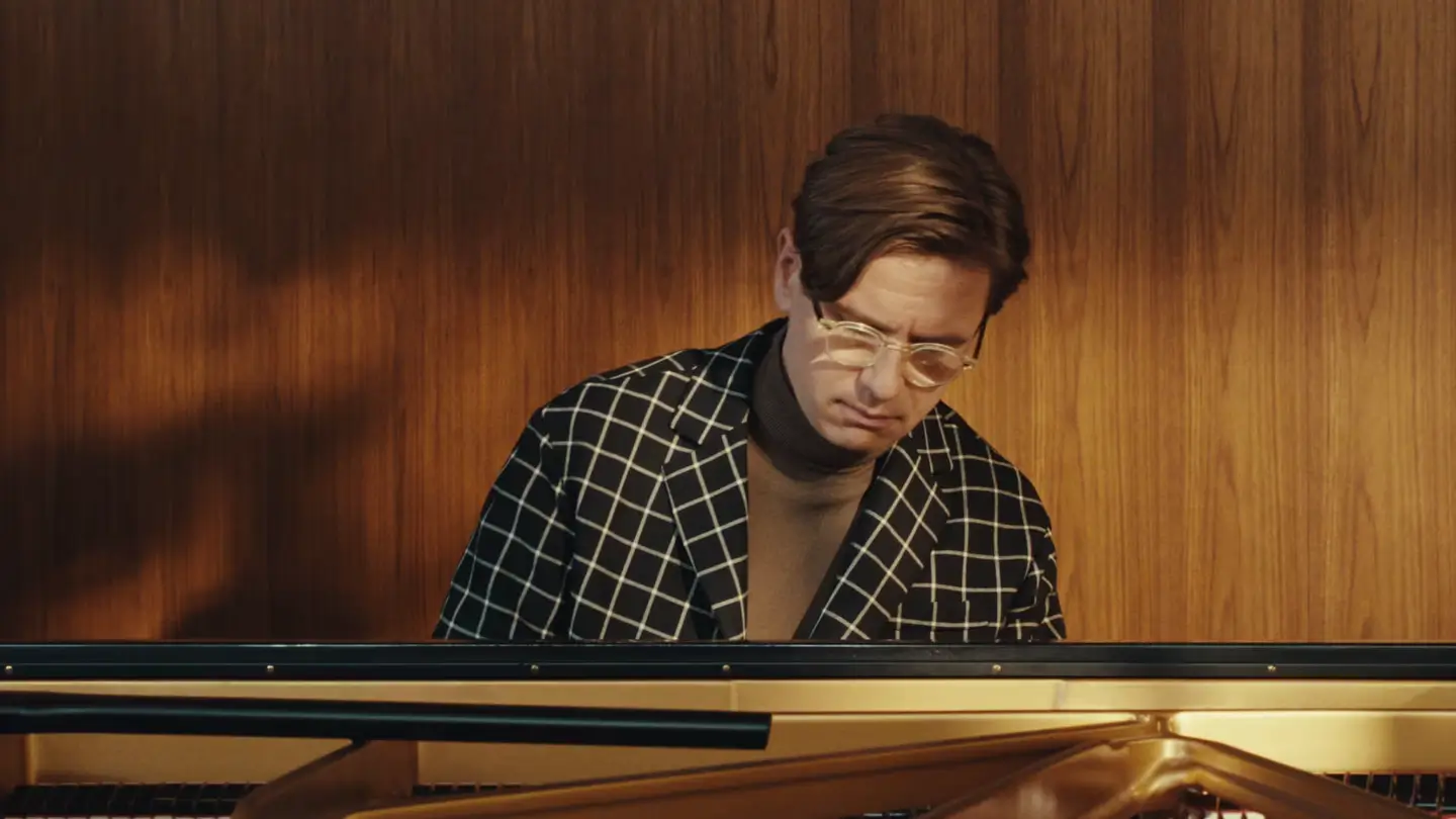 Викингур Олафссон исполнил произведение Бетховена в своем новом клипе